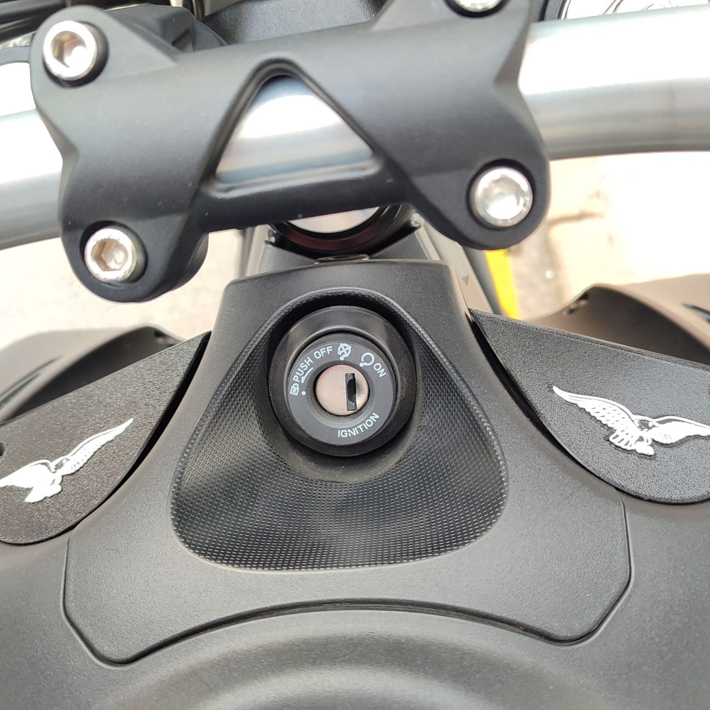 Deflectores anti turbulencia mejorado Moto Guzzi V85TT color